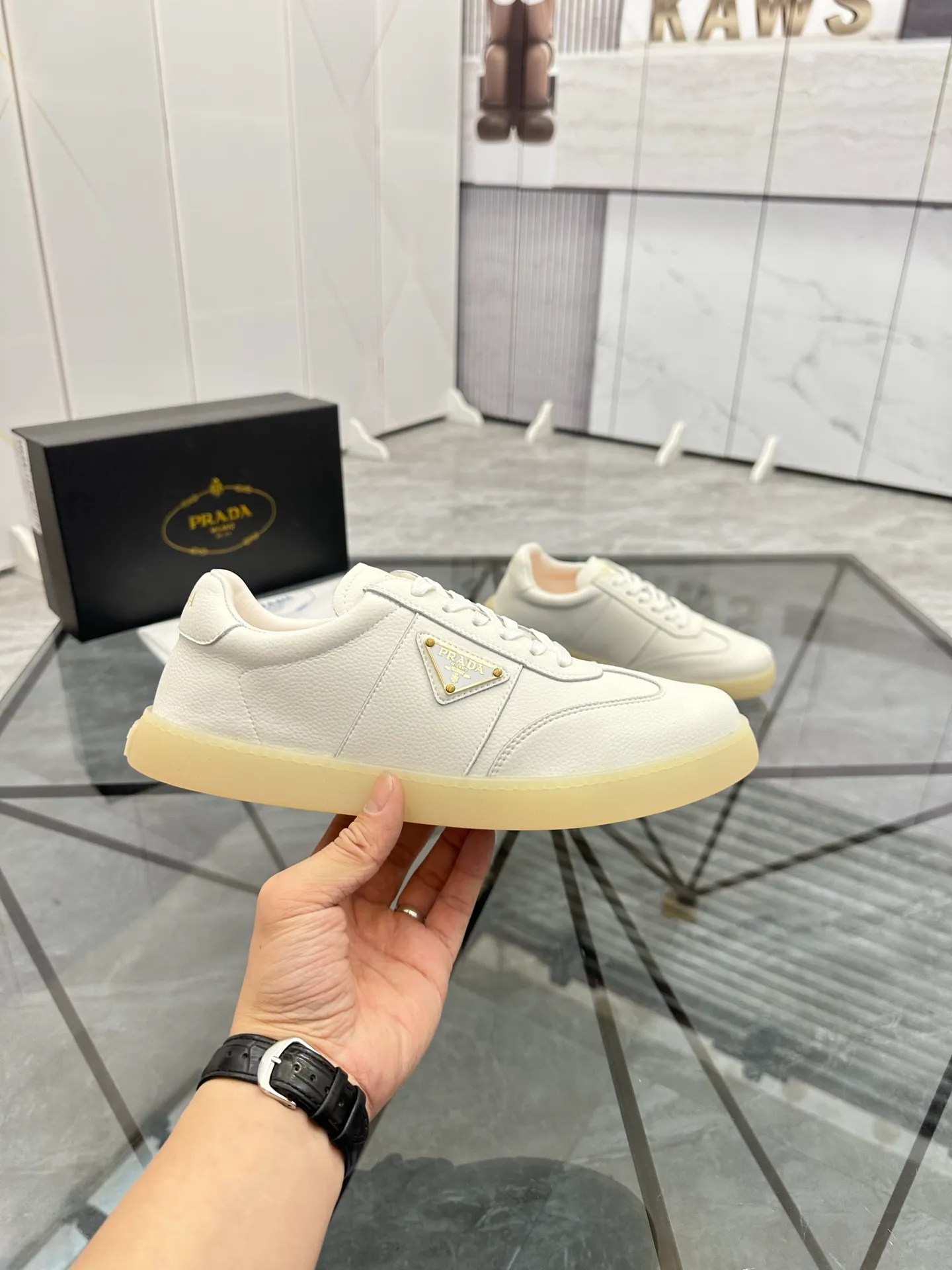 Men's shoes: 💰P400¥ Product trademark: Prada *"Prada*" low-top casual shoes Regular size: 38-44 (can be customized to 45) Product materials: imported cowhide upper, sheepskin lining, original outsole. Number: 020